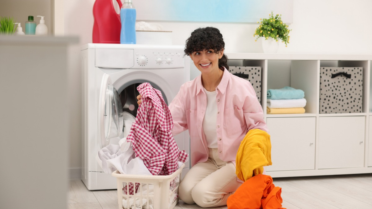 Een wasmachine vullen met gekleurde was